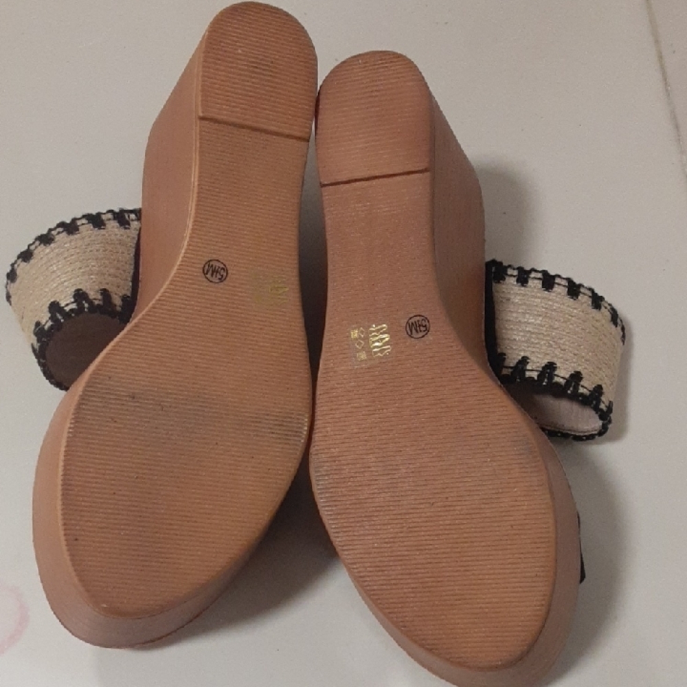Chinese Laundry Black and Tan Wedges - Picture 9 of 11